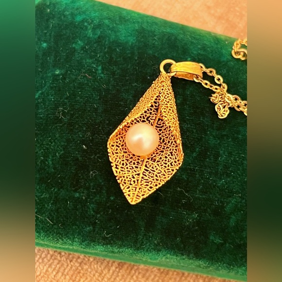 [SOLD] JAPAN Vintage AKOYA Pearl Necklace Unique Design Leaf Embrace Pearl - Picture 4 of 11